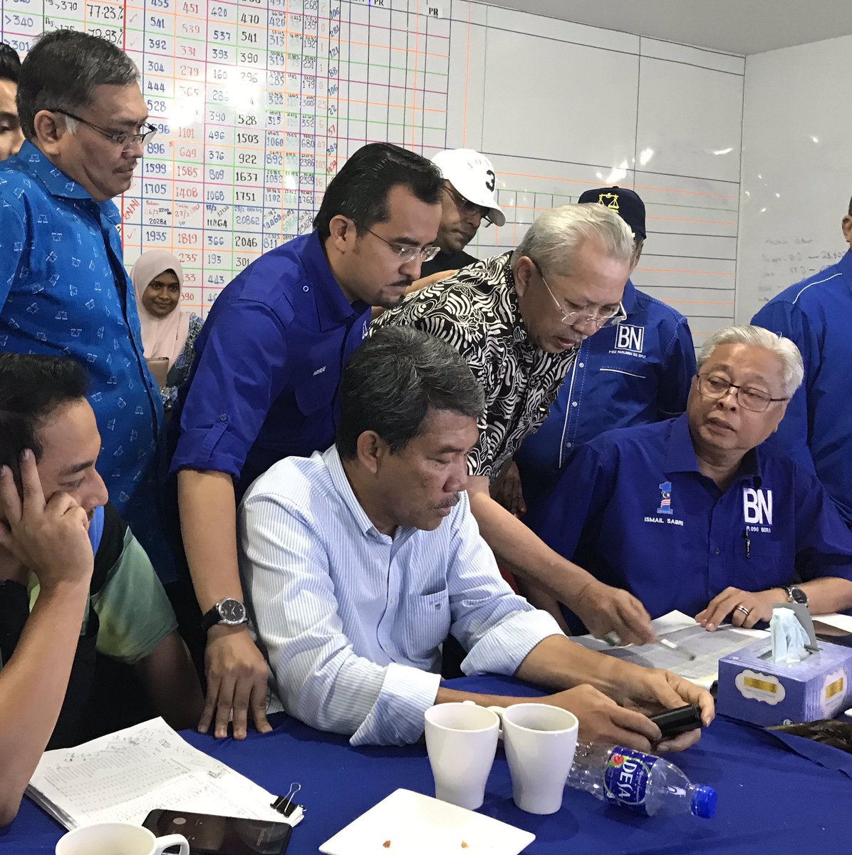 Berada di Command Centre BN bersama pimpinan tertinggi BN. Alhamdulillah,  keputusan tidak rasmi BN MENANG dalam PRK DUN Semenyih. Terima kasih seluruh pengundi Semenyih 👏👏👏

#BN4Semenyih