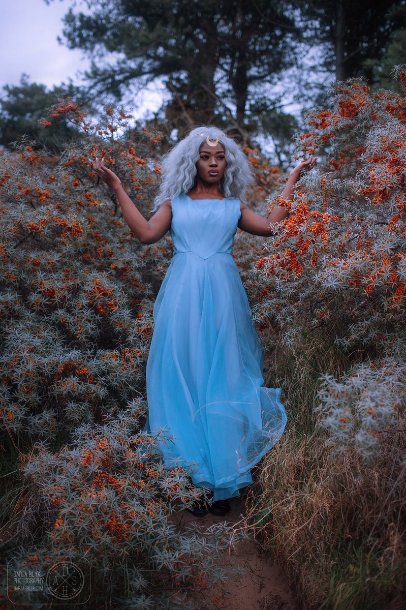Wow🤩 I wanted to share with you all one of me and Claire’s fave images from this #whimsical #shoot by @dashiee of @doris_magenta wearing our #beautiful blue #1950seveninggown✨💙