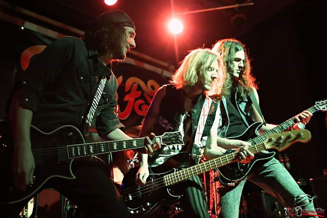 DizzyFoxBand's tweet photo. Axemen in action!

#SaturdayMotivation #rock https://t.co/FdAWTu5Kgg