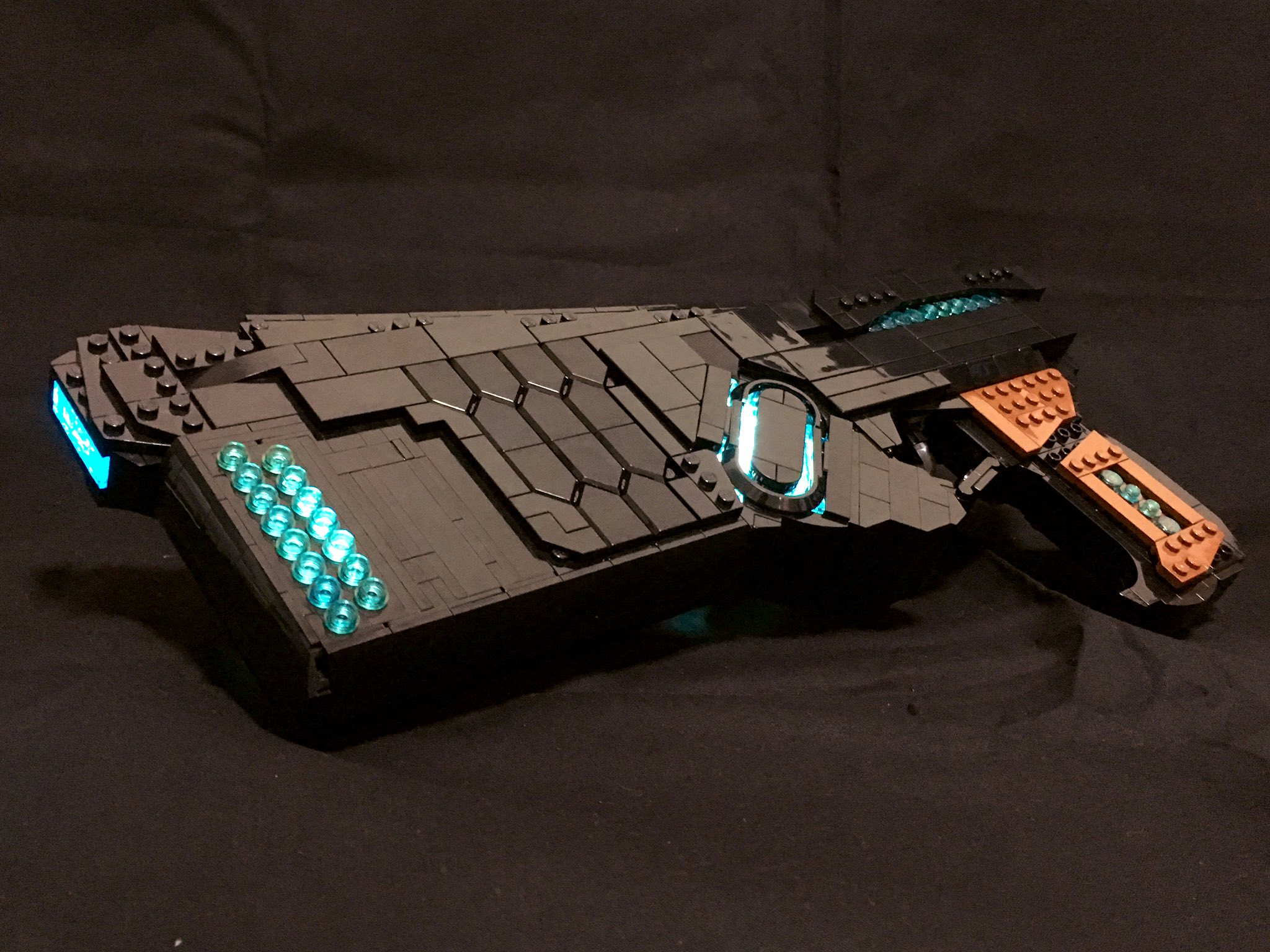 Dr Peisan レゴ寿司職人 アニメ Psycho Pass サイコパス のドミネーターをレゴで作りました 製品のが欲しかったのですが高かったので自作しました 変形はしませんが ライトを入れたので光ります 展示台には分かる人には分かるネタがありますw