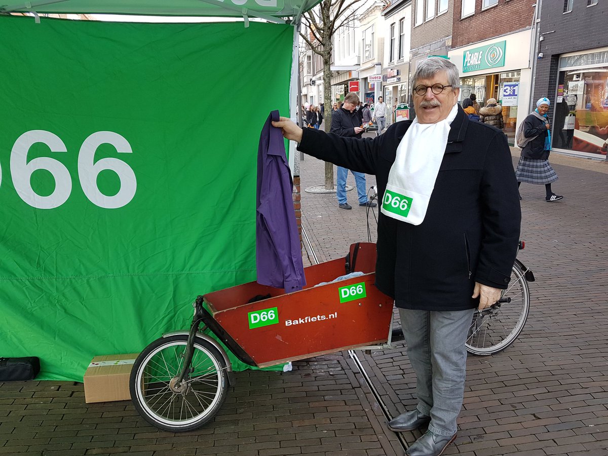 D66Zaanstad's tweet photo. @JandeVriesD66 doneert alvast zijn paarse overhemd, kom allemaal met je #vodden! #circulair #textiel #PSNH2019 https://t.co/Agv0KQqTbr