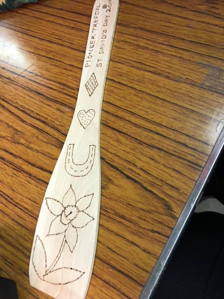 PioneerGuild's tweet photo. @Girlguiding @Girlguiding_NWE @TG_Chair #Pioneers celebrated #StDavidsDay2019 by making dragons and cupcake sheep as well as decorating spatulas with wood burners. 🏴󠁧󠁢󠁷󠁬󠁳󠁿 https://t.co/NcBW8CiWDl