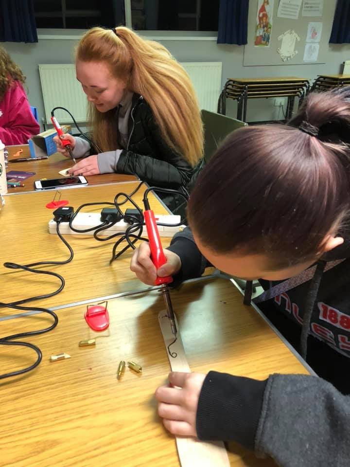 PioneerGuild's tweet photo. @Girlguiding @Girlguiding_NWE @TG_Chair #Pioneers celebrated #StDavidsDay2019 by making dragons and cupcake sheep as well as decorating spatulas with wood burners. 🏴󠁧󠁢󠁷󠁬󠁳󠁿 https://t.co/NcBW8CiWDl