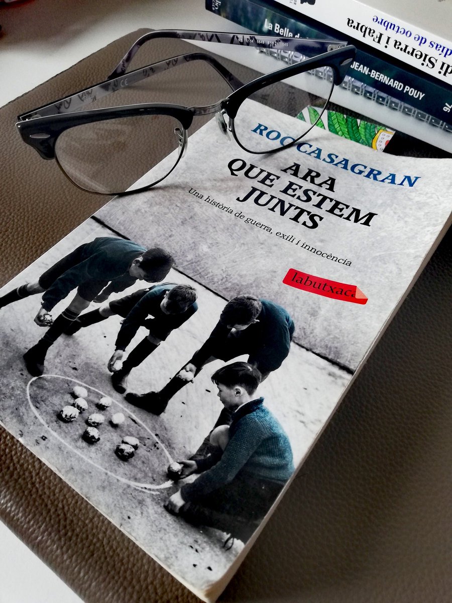 CatalanParis8's tweet photo. A la recerca d'un llibre commovedor? Un llibre què els facis plora? "Ara que estem junts", narra la història de dos germans separats per les circumstàncies d'una guerra. Germans que esperen trobar-se en el més enllà. @roccasagran https://t.co/avEf16rOvr