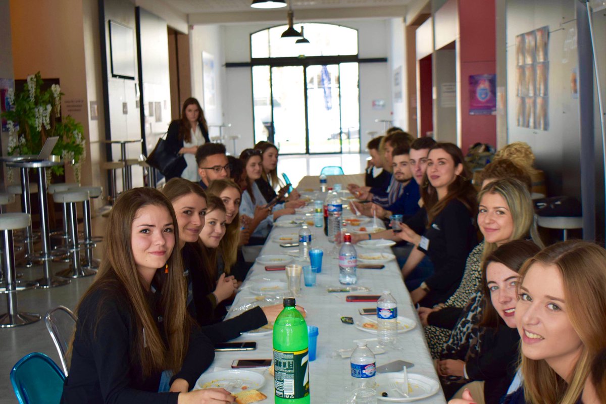 CherabelleN's tweet photo. Après l’effort un peu de réconfort avant les épreuves orales ! 
@inseec_bs #Bordeaux #concoursAp https://t.co/o6CMIrJFRK