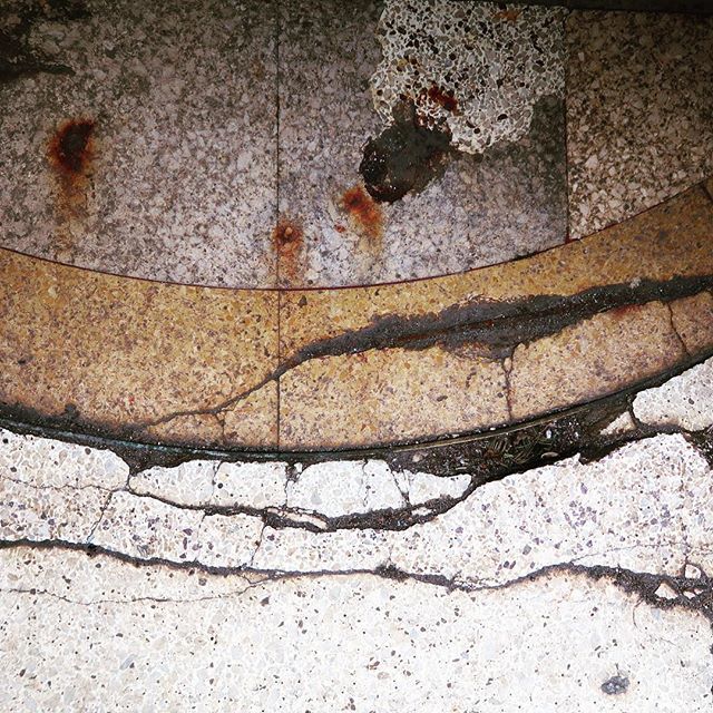 1sqft's tweet photo. #revolvingdoor #lookingdown #lakestreet #urbandecay #streetart #texture #tile #chicagoloop #whatwas #rustlord #myrustyfix https://t.co/WlnPECcqJ3 https://t.co/vpneruKEzl