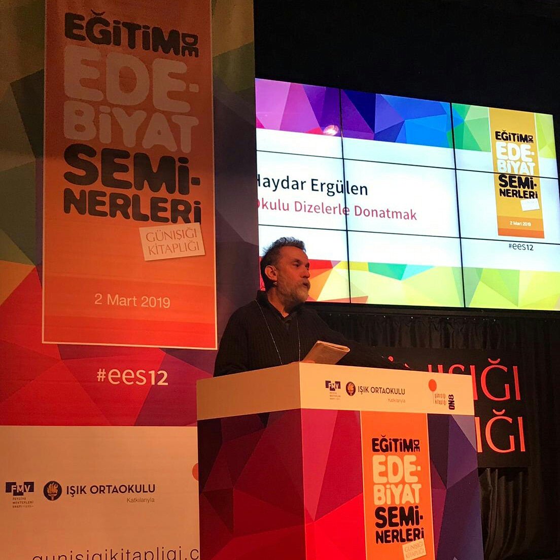 _Gunisigi's tweet photo. "Şiir, kendi şiirinin farkında olmayan insanları uyarmak için şairlerin kullandığı bir işaret dilidir." Şair Haydar Ergülen, “Okulu Dizelerle Donatmak” başlıklı konuşmasıyla 12. Eğitimde Edebiyat Semineri'nin kapanışını yapıyor. #ees12 @Haydar_Ergulen @fmvisikokullari https://t.co/UNfTDgcjZE