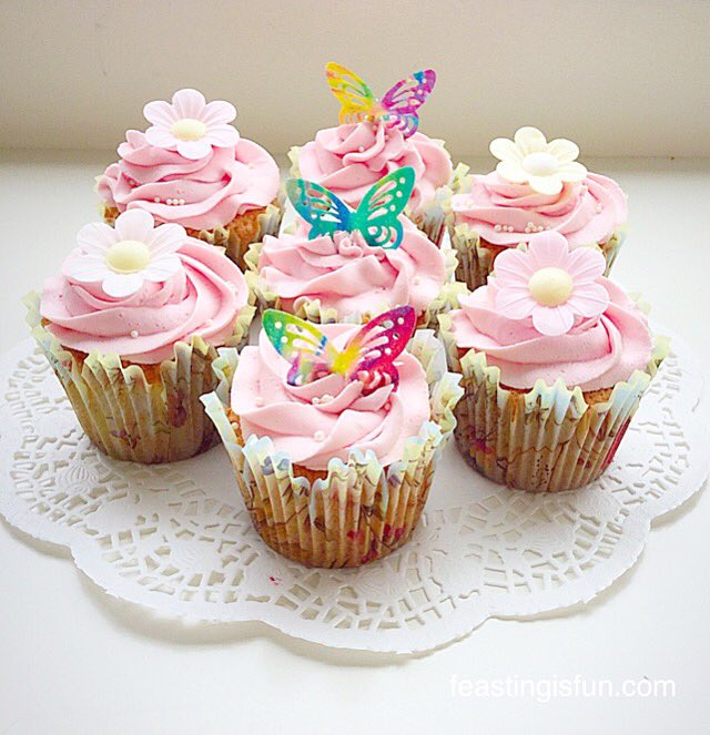 Springtime Vanilla Cupcakes sometimes you have to bake the sunshine into your day 🌸🌼🌸 feastingisfun.com/springtime-van… #RecipeOfTheDay #baking #cupcake