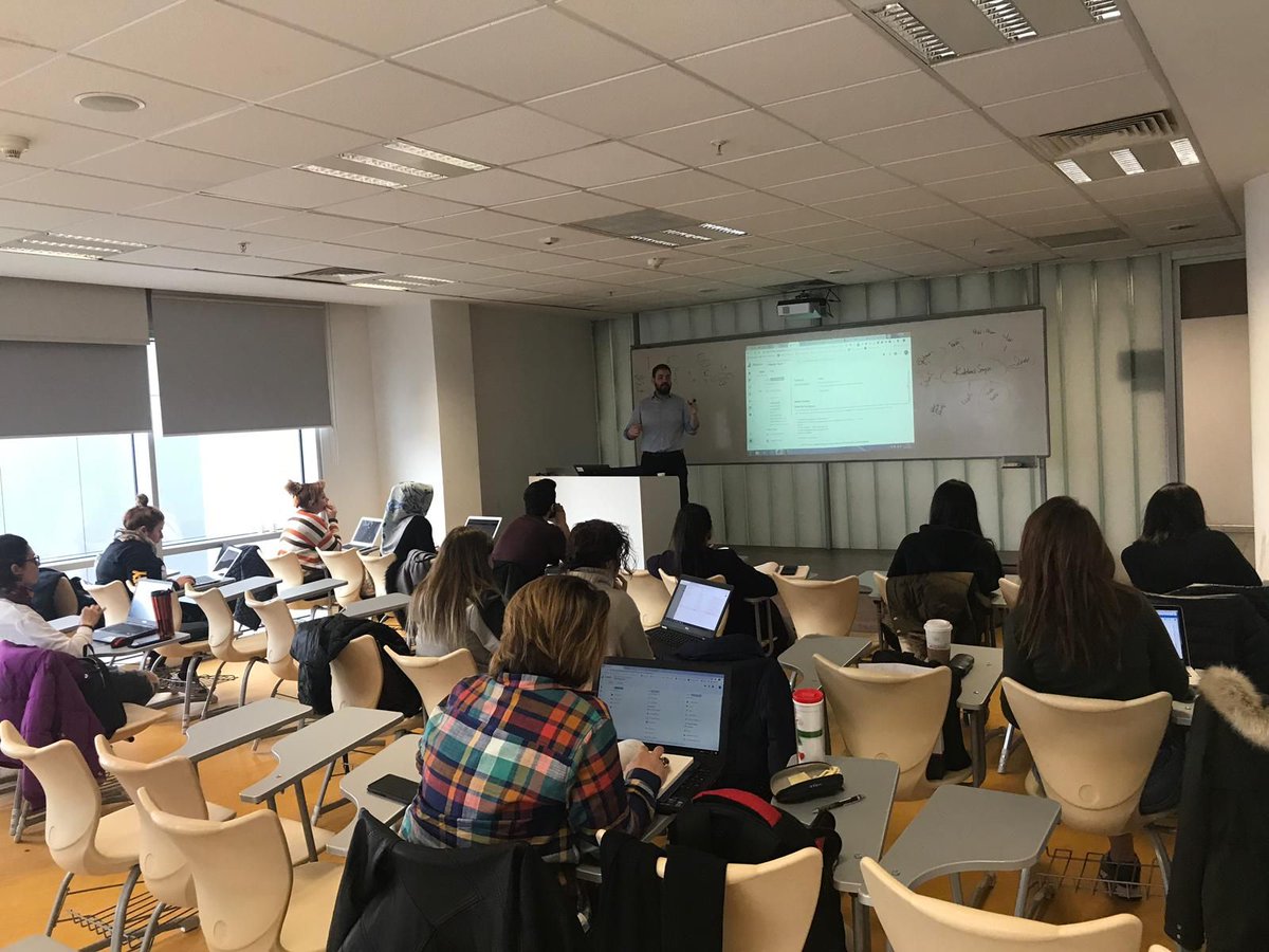 Pazarlamasyon's tweet photo. #DigitalExcellenceProgram'da 8 haftalık maratonun 3. haftasındayız🚩
Eğitmenimiz @yigityazgi Google Analytics dersini uygulamalı olarak anlatıyor.
Etkileşim ve sinerji harika👌 🙌 https://t.co/dxEQ32kTRI