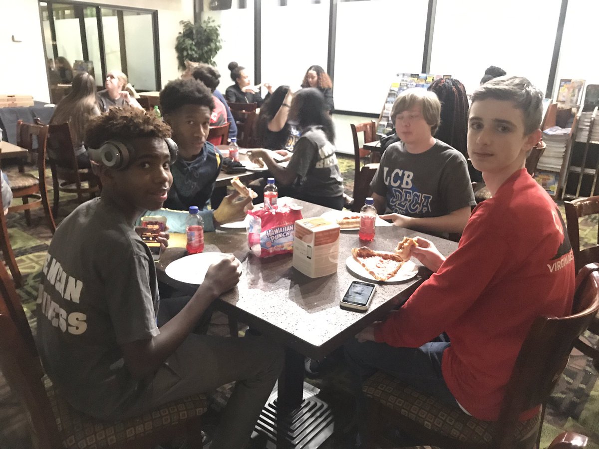 BirdDeca's tweet image. Family pizza dinner last night! @charwood2000 @lcbirdprincipal @CCPSCTE @VirginiaDECA @OatesBusiness @ctegallion
