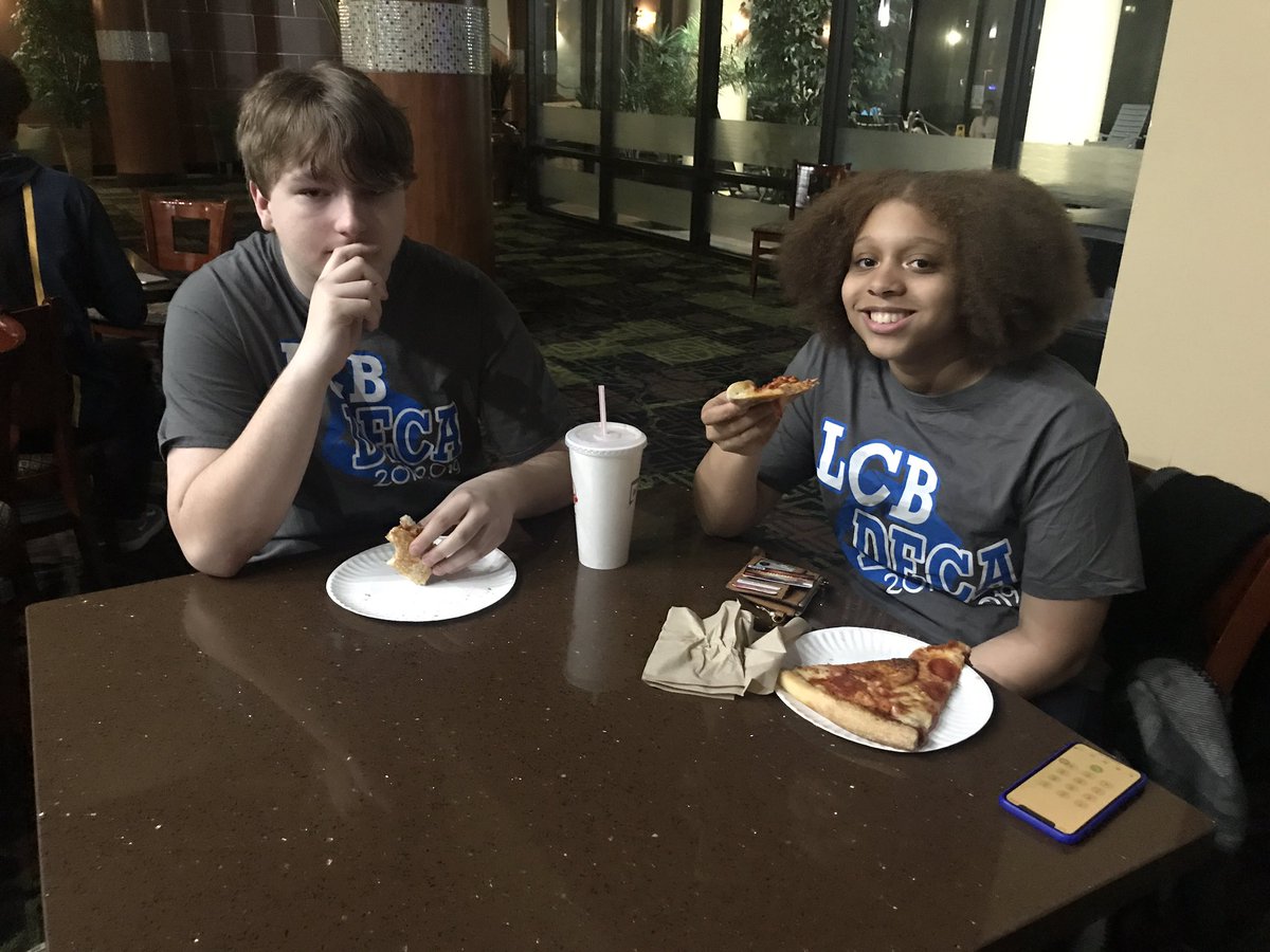 BirdDeca's tweet image. Family pizza dinner last night! @charwood2000 @lcbirdprincipal @CCPSCTE @VirginiaDECA @OatesBusiness @ctegallion
