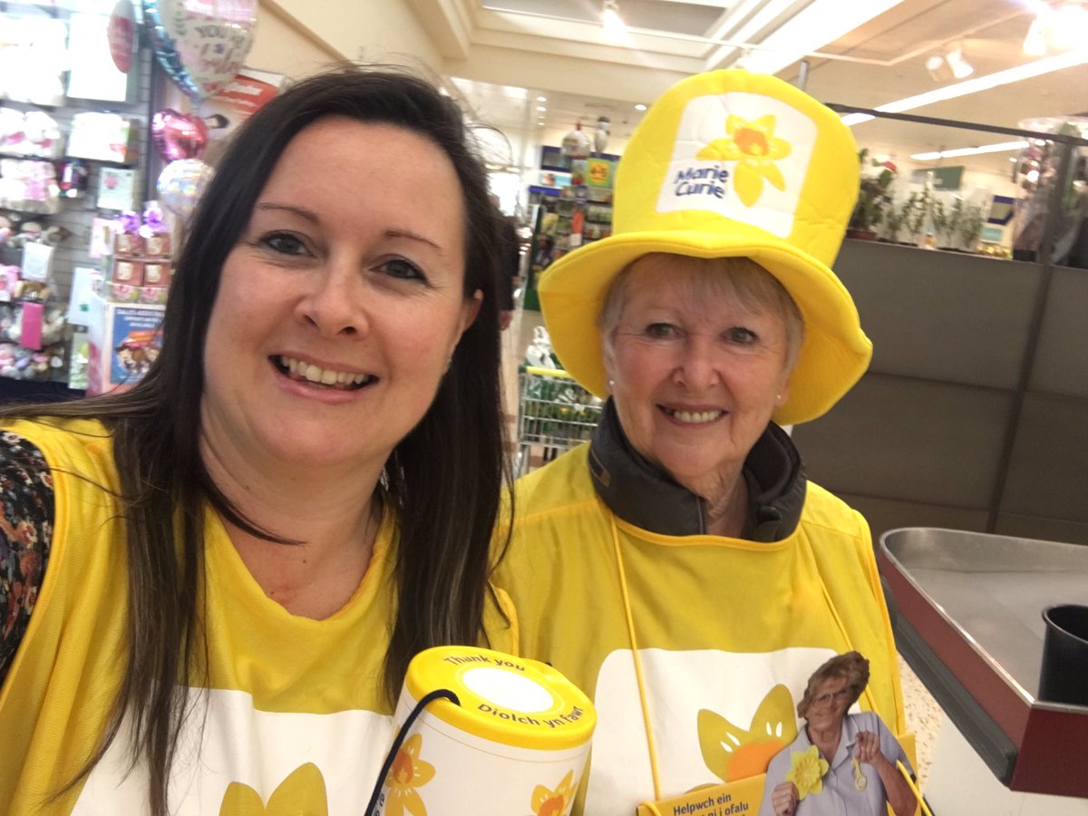 Ann and Claire collecting at Morrisons Cardiff Bay. Thank you to all the lovely customers supporting  <a href="/mariecurieUK/">Marie Curie</a> today! 😊🌼