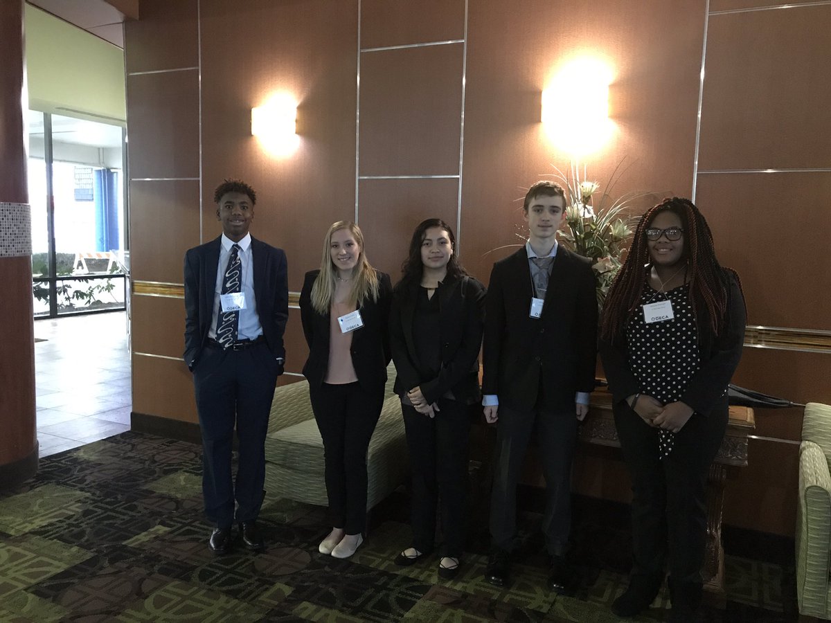 BirdDeca's tweet image. The first group is off and on their way to competition!! Good luck!!! 🍀 @lcbirdprincipal @VirginiaDECA @ctegallion @OatesBusiness