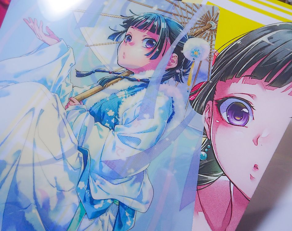 「やっとビッグガンガンを受け取れたから、貰った書店ポスターをクリアファイルに入れて」|ねこクラゲ✽薬屋⑪発売中のイラスト