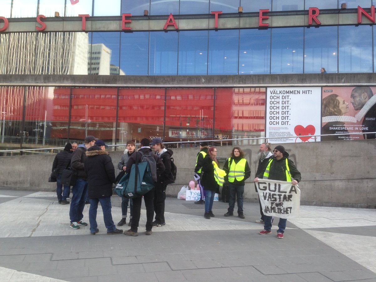 GVJ_sverige's tweet photo. Nu står vi på Sergels Torg! Vi sluter upp mitt på torget. #GulaVästarförJämlikhet #Akt2 #2mars #gulavästarna https://t.co/aGCLdgRTTF
