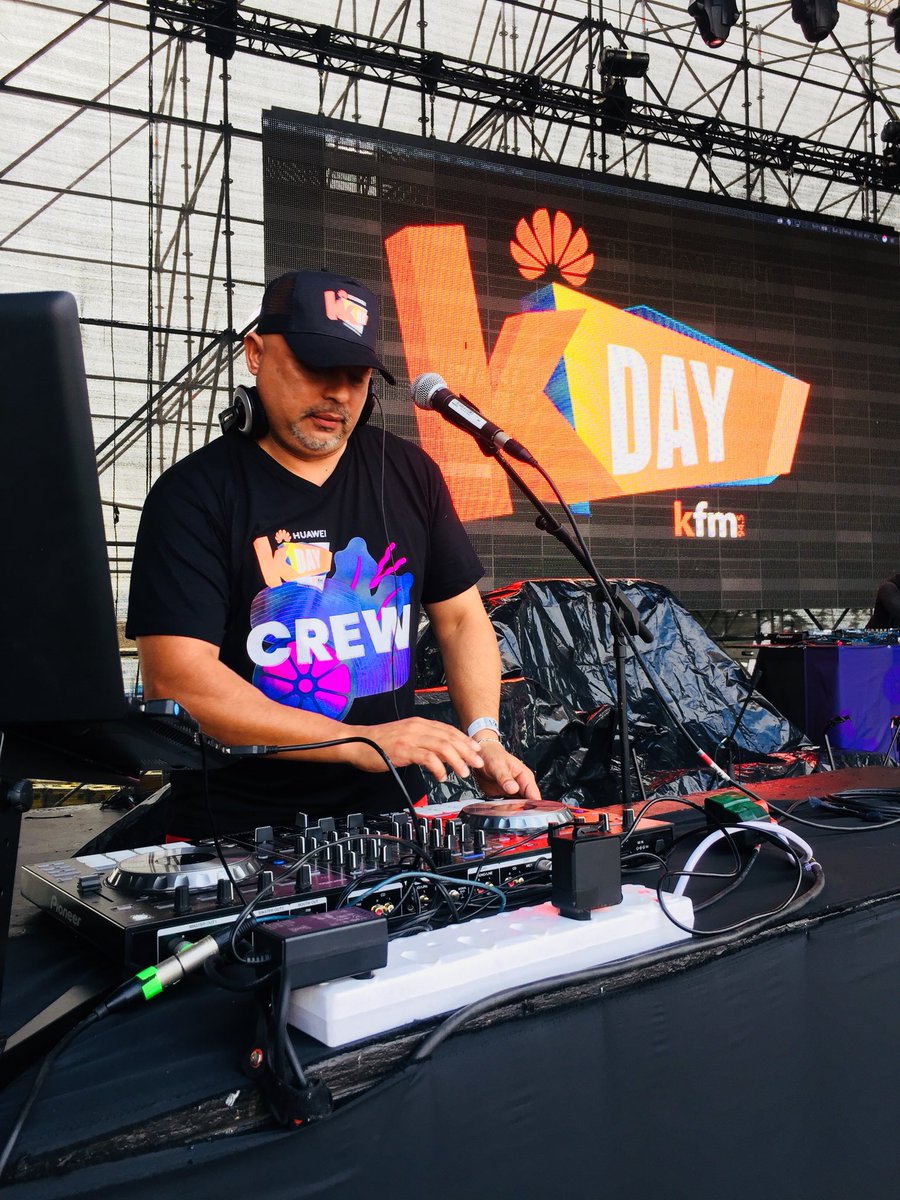KFMza's tweet image. Brandon Leigh currently on the decks warming up the crowd at #HuaweiKDay 🎧