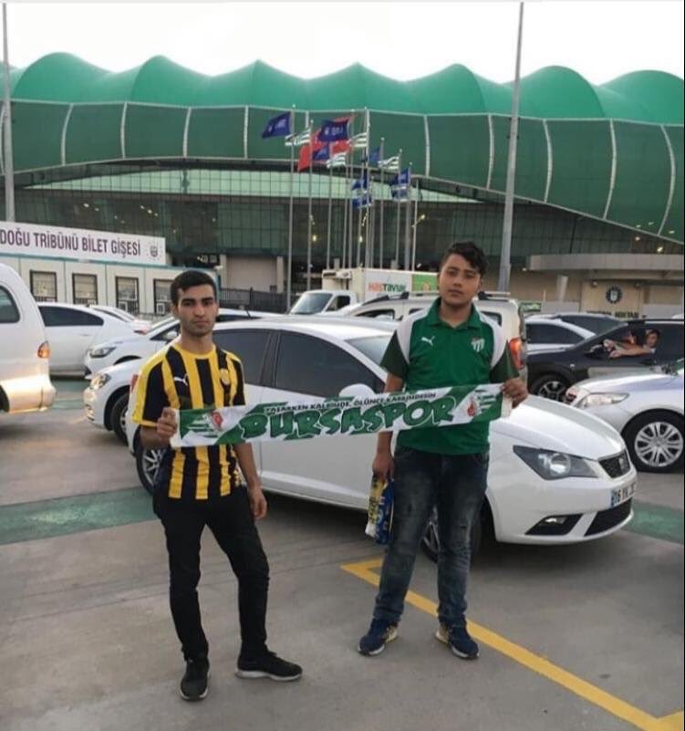 Son kez paylaşıldı o tabak, son kez bir çorbaya once ekmek doğrandı, son kez haykırıldı Ankaragücü ismi. 

Ne bahanelerle gidildi o deplasmana, anneye babaya neler söylendi...

Biri 17 diğeri 15 yaşında, kan koktu boynunda ki atkı.

Başımız sağ olsun acımız çok büyük. #ankaragücü