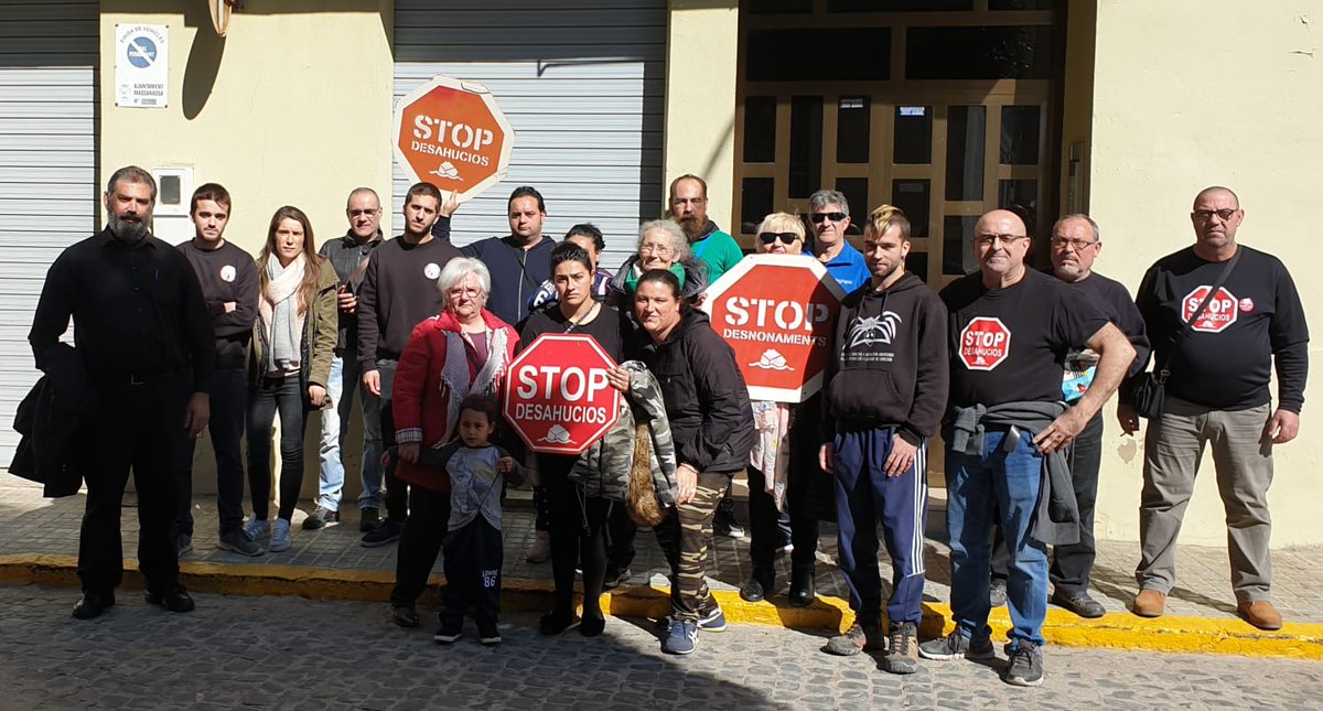 PAH_Valencia's tweet photo. El lunes 4/03 tenemos que ayudar a  #CoraimaSeQueda y su familia. Los quieren echar y no tienen donde ir.
Os esperamos a las 9:30h en la C/Estación 1 de  Massanassa.
¡¡HAY QUE PARAR ESTE DESAHUCIO!!
@LA_PAH @AjuntMassanasa @pah_hortasud @PAHBurjassot #NoMasDesahucios #SiSePuede https://t.co/k8XV8NvAcx