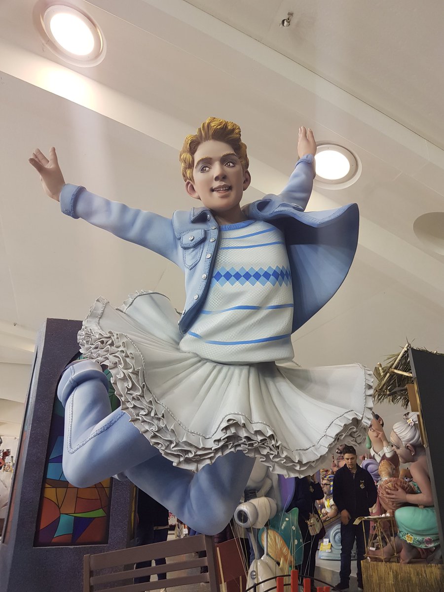 16MCGlez's tweet photo. @BillyElliot_es ninot de la falla Convento Jerusalén. Parece suspendido en el aire. #SalvarABilly https://t.co/NzfOZeYyJn