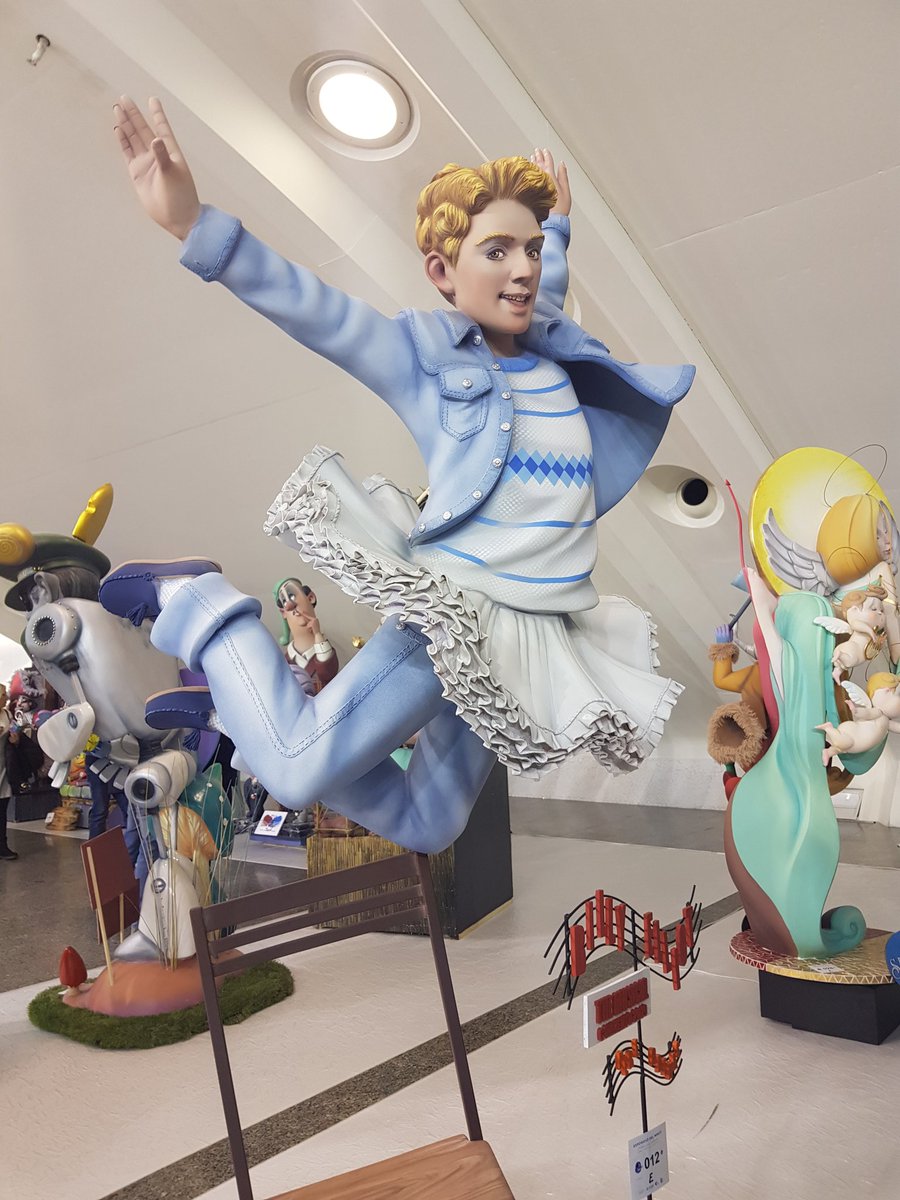 16MCGlez's tweet photo. @BillyElliot_es ninot de la falla Convento Jerusalén. Parece suspendido en el aire. #SalvarABilly https://t.co/NzfOZeYyJn