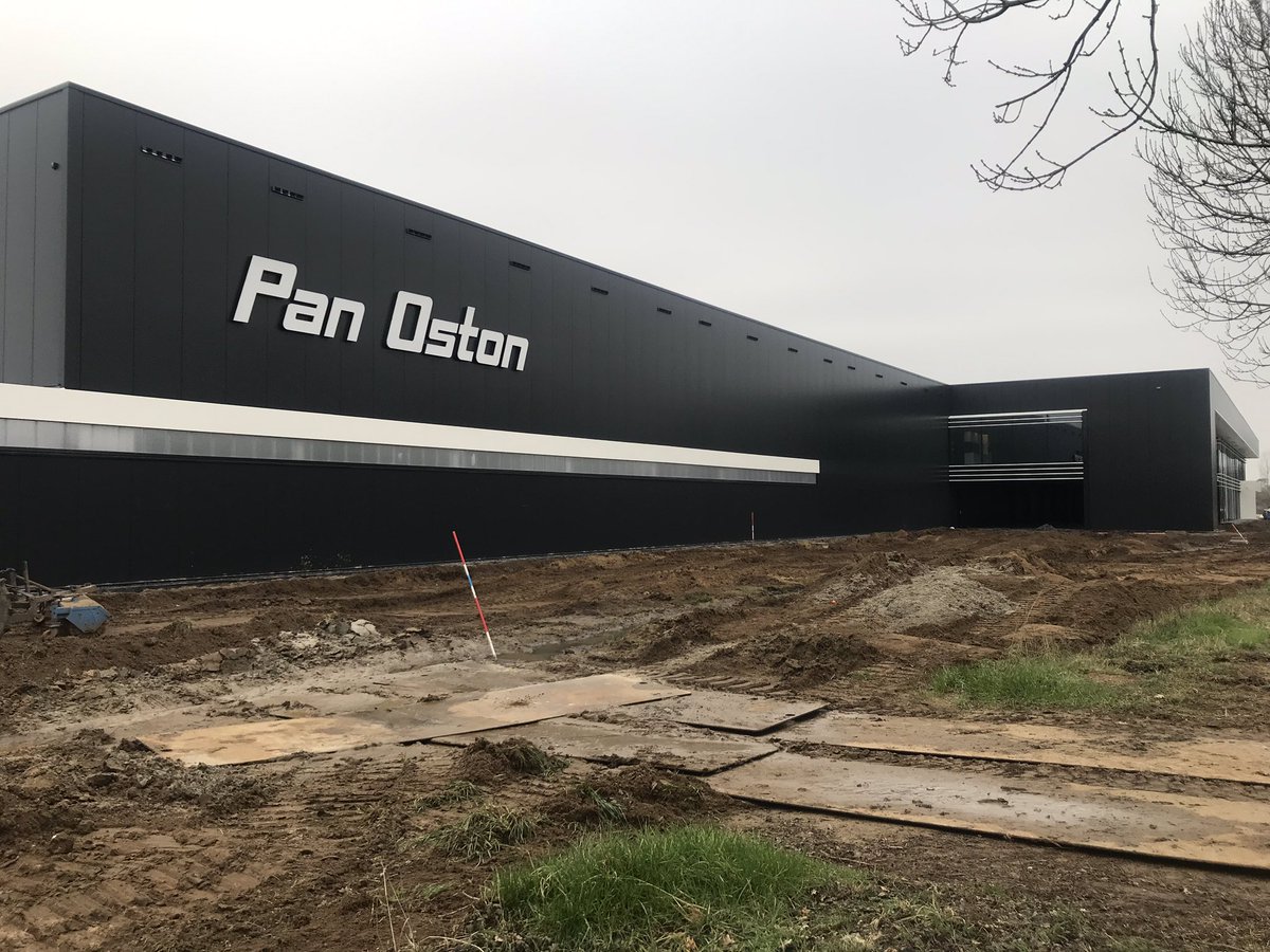 TROTS! TROTS! TROTS! Wat een klus! Afgelopen week de oplevering van de 16.000m2 nieuwbouw van Pan Oston te Raalte gehad. Dit is nu wel DE mooiste plek om Raalte binnen te komen! Wauw wat een mooi pand! Wat een rust op zaterdag morgen na 6 maand bouwen.
