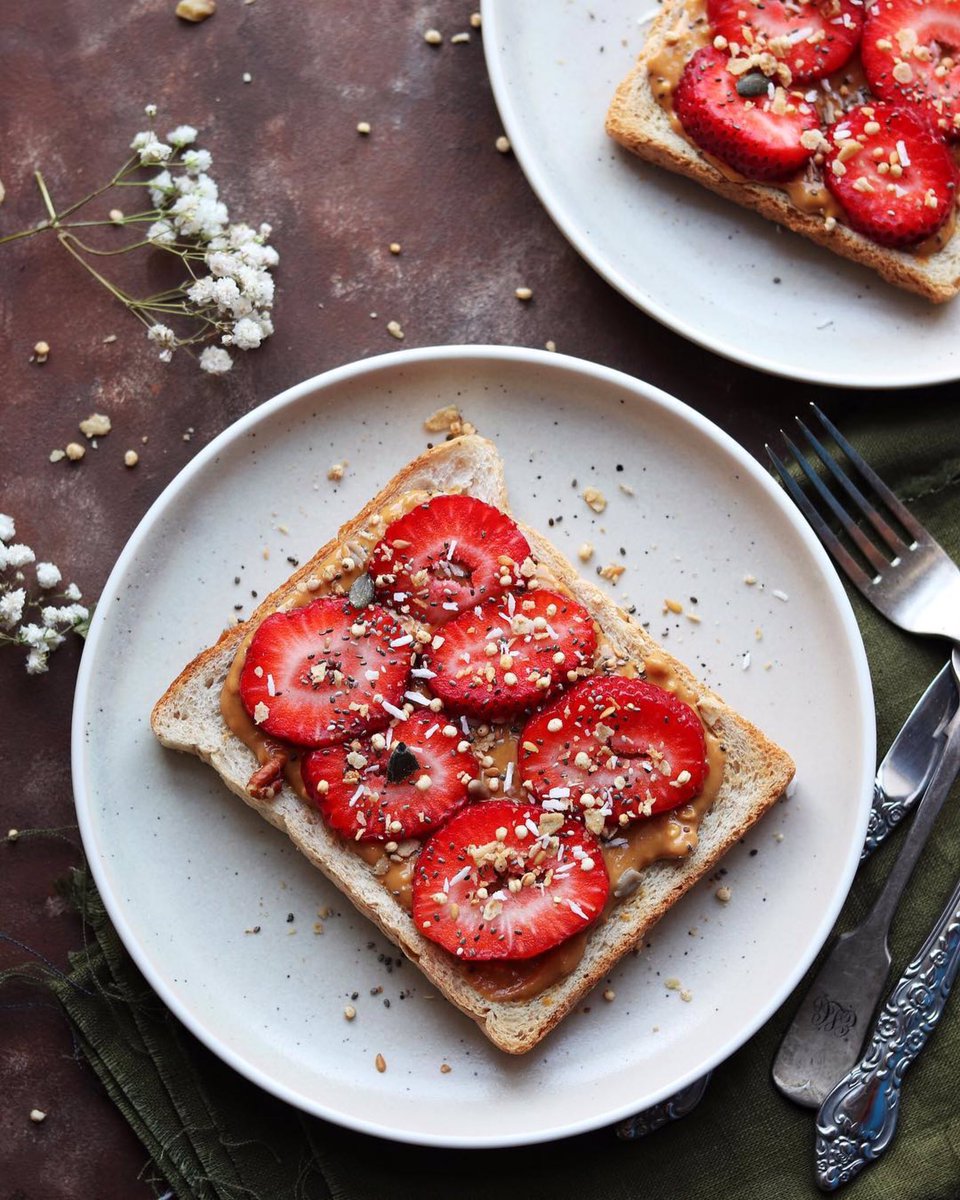 chiabiaME's tweet photo. Simple toast by @suk_shilpakiran 🙋🏻‍♀️❤️ Topped with Peanut Butter, Strawberries, Quinoa Crunch, Whole Chia Seeds, Pecans &amp; Cranberries #HappySaturday https://t.co/noZW3zUgoe