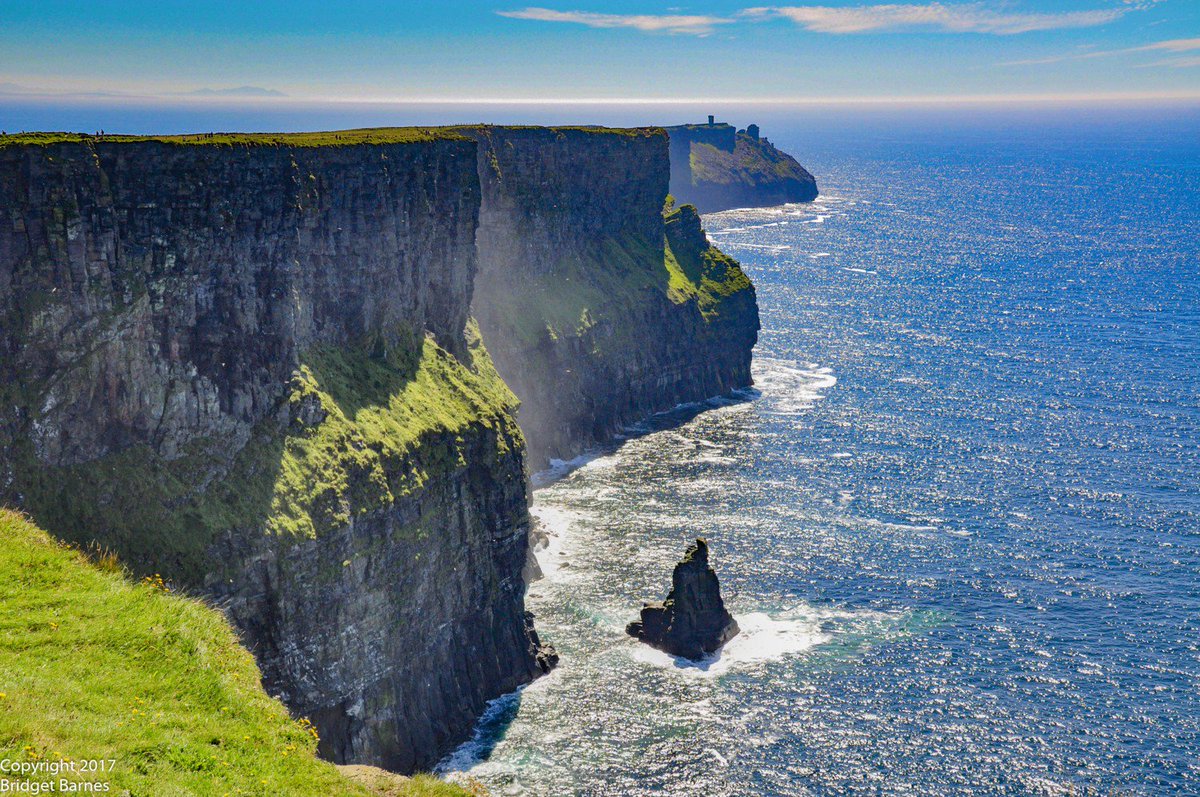 places_2's tweet photo. The Clifs of Moher Ireland 🇮🇪
#Ireland #clifsofmoher @CliffsofMoher1
The Cliffs rise to 702 feet (214 m) at their highest point and range for 8 kms (5 miles) over the Atlantic ocean.... official website https://t.co/DHW8vhPL5v https://t.co/iH60sQh6MF