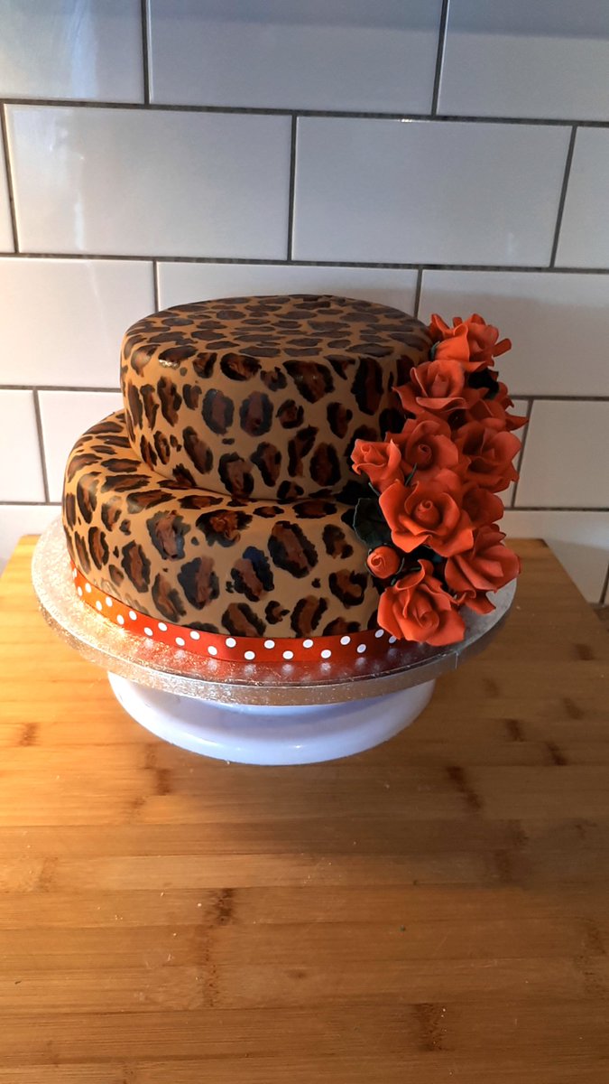 MandyScott64's tweet photo. I think my latest cake turned out ok #leopardprintcake #leopard #chocolateguinnesscake #baileysbuttercream #cakedecorating #handpainted #rockabilly #sugarpasteroses print cake https://t.co/oRwJEkyUmf