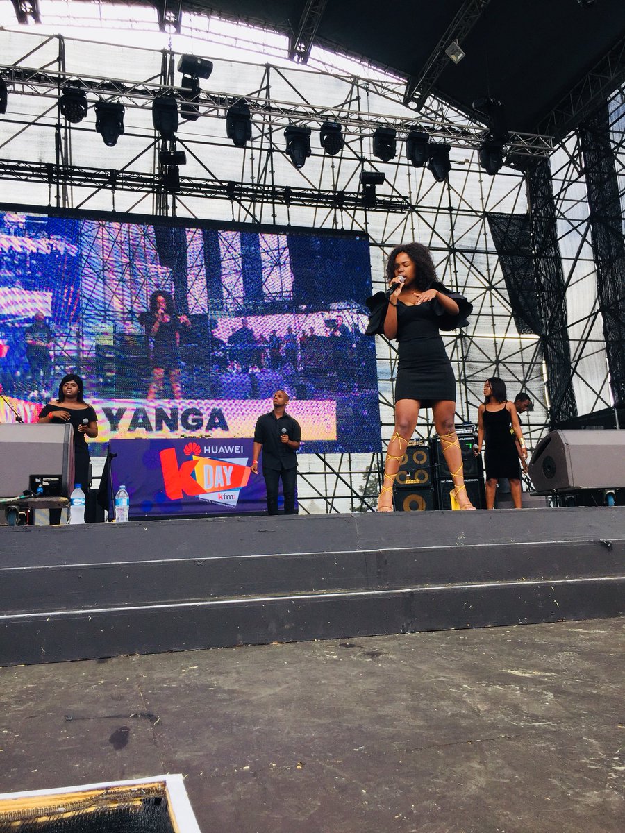 supersonicfibre's tweet image. Things are heating up at #HuaweiKDay! With delicious food, great LIVE entertainment and FREE WiFi to stay connected, you’re in for a vibey day at @meerendalwine! #WeGotU @kfmza Don't you just LOVE Yanga Sobetwa opening the stage?! 🤩