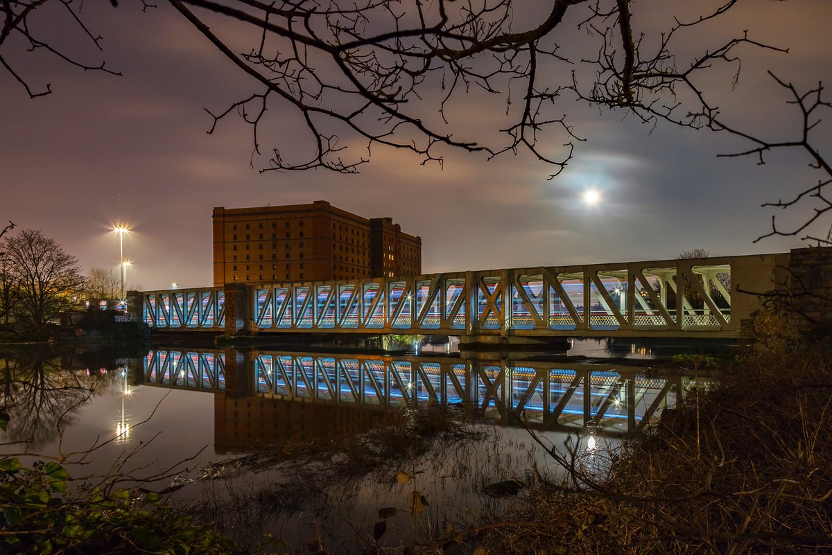 Morning all, here is my take on the Ashton Avenue Bridge shot with my mate last week. I managed to sneak the moon and the A Bond Warehouse in aswell but caught the bus just slightly too late. That high tide though.
⠀
#ljb_snaps