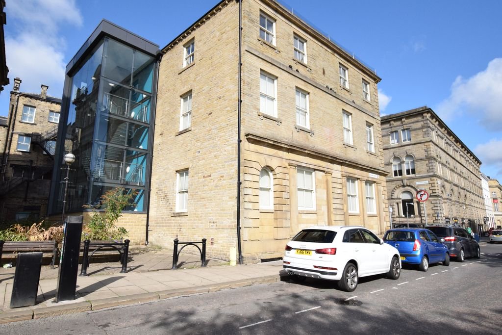 Wood Street - Studios 🏢 

From £100 Per Week 💲
Within the Town Centre 🚝
