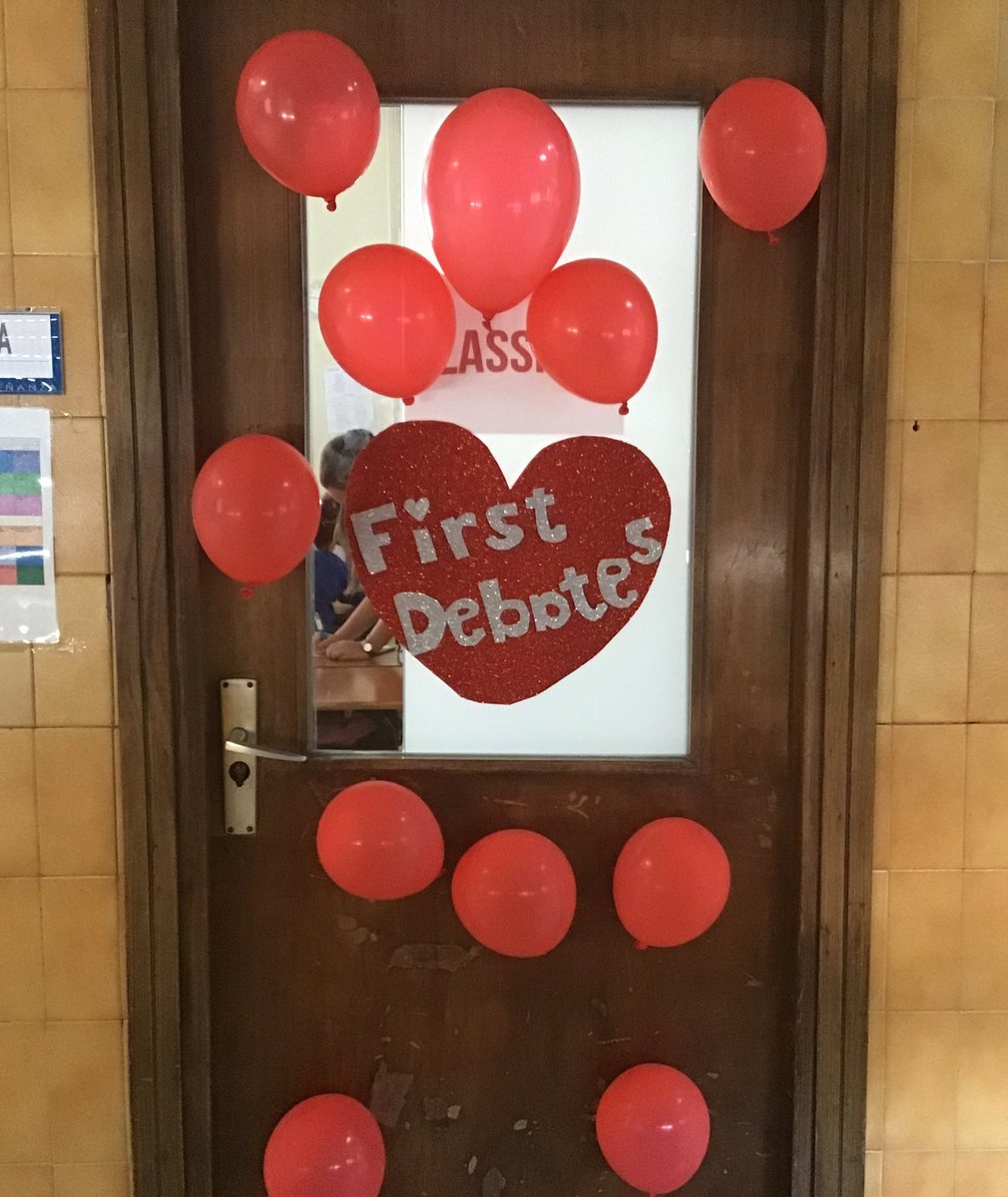 sacalalenguaESP's tweet photo. En su preparación para #ElDebate , ayer en 2ºESO los alumnos tuvieron una cita muy especial...con el texto argumentativo ❤️ #FirstDebates @ciamariaz https://t.co/QPsvjCsWQr
