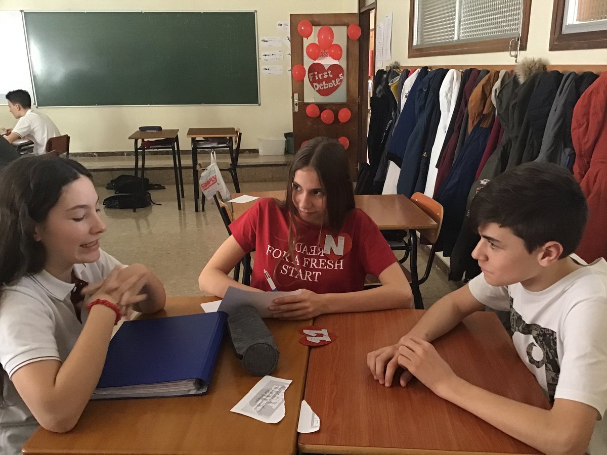 sacalalenguaESP's tweet photo. En su preparación para #ElDebate , ayer en 2ºESO los alumnos tuvieron una cita muy especial...con el texto argumentativo ❤️ #FirstDebates @ciamariaz https://t.co/QPsvjCsWQr