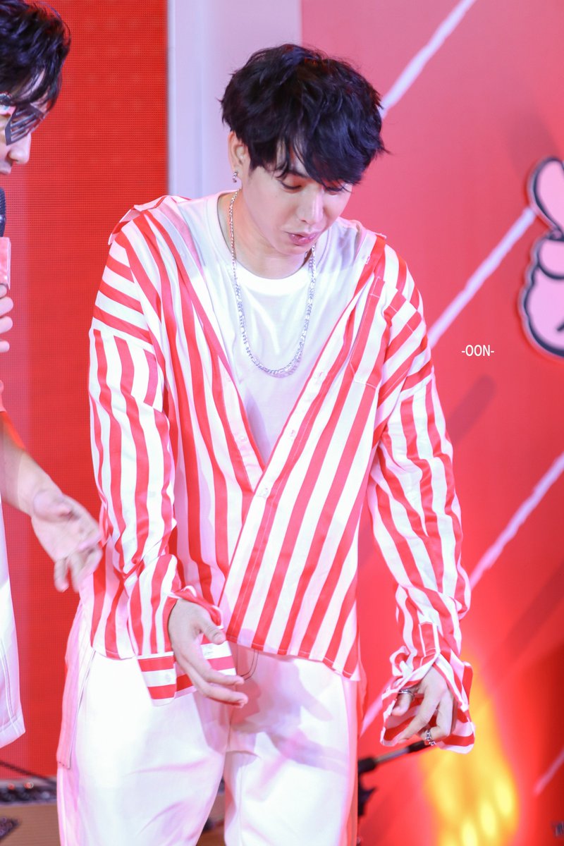 PinkRoseNW's tweet photo. พอถอดแว่นเท่านั้นแหละ ฮือออ น้อลค้าบบบ 5555 😂😂😂
#เป๊กผลิตโชค
#PeckPalitchoke
#โก๋แก่ลันเตาxPeck
#palitgallery
#oonfoto https://t.co/Uj4ImN1aMN