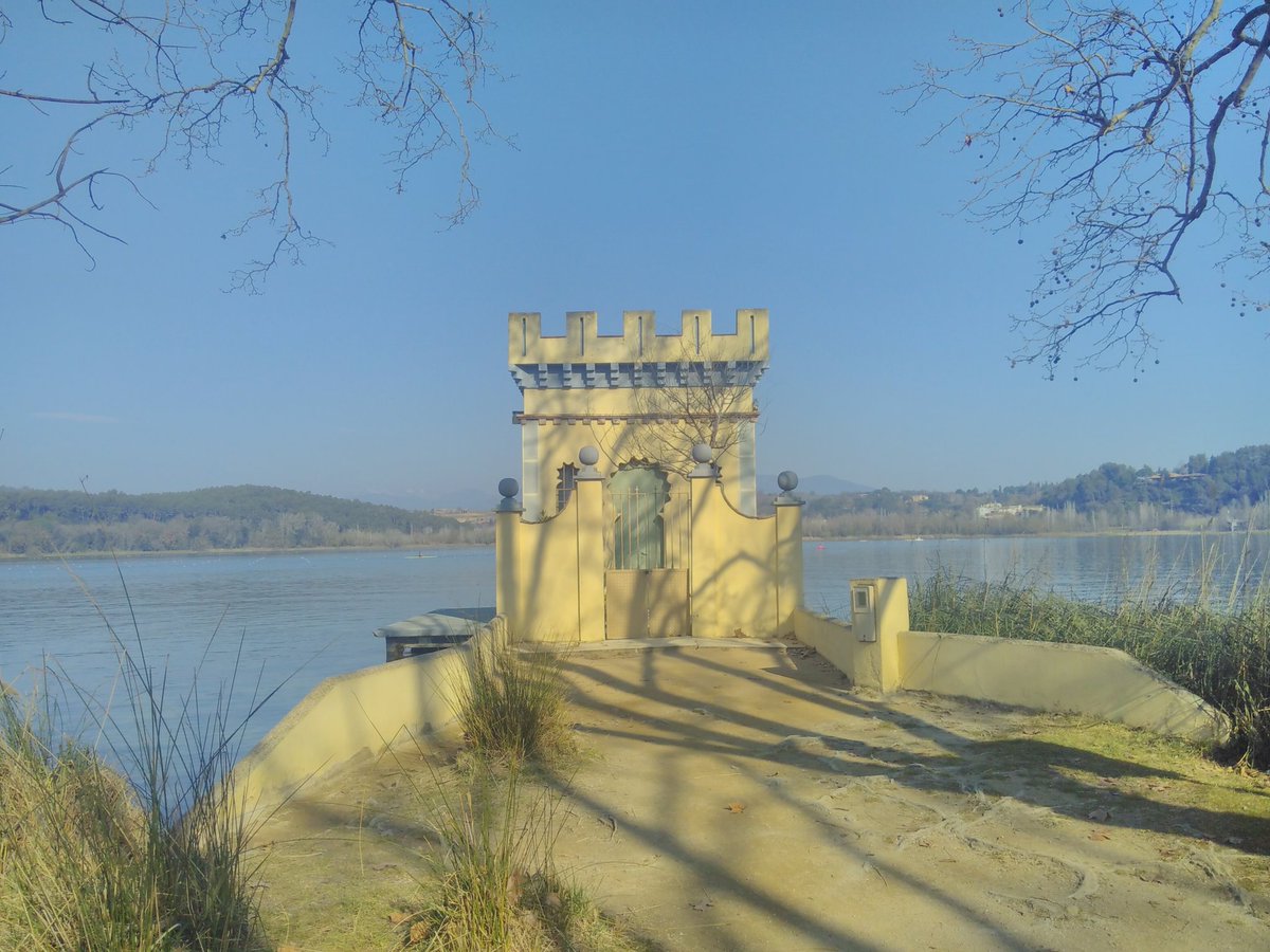 Jordi_Faraudo's tweet image. Avui amb @code_learn la #codeathlon a l&apos;institut de Banyoles!  Passegem pel llac mentre nanos fan roboos