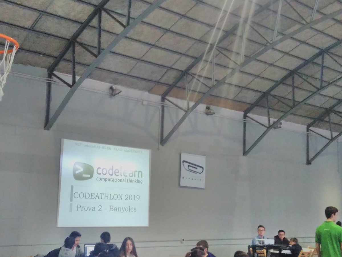 Jordi_Faraudo's tweet image. Avui amb @code_learn la #codeathlon a l&apos;institut de Banyoles!  Passegem pel llac mentre nanos fan roboos