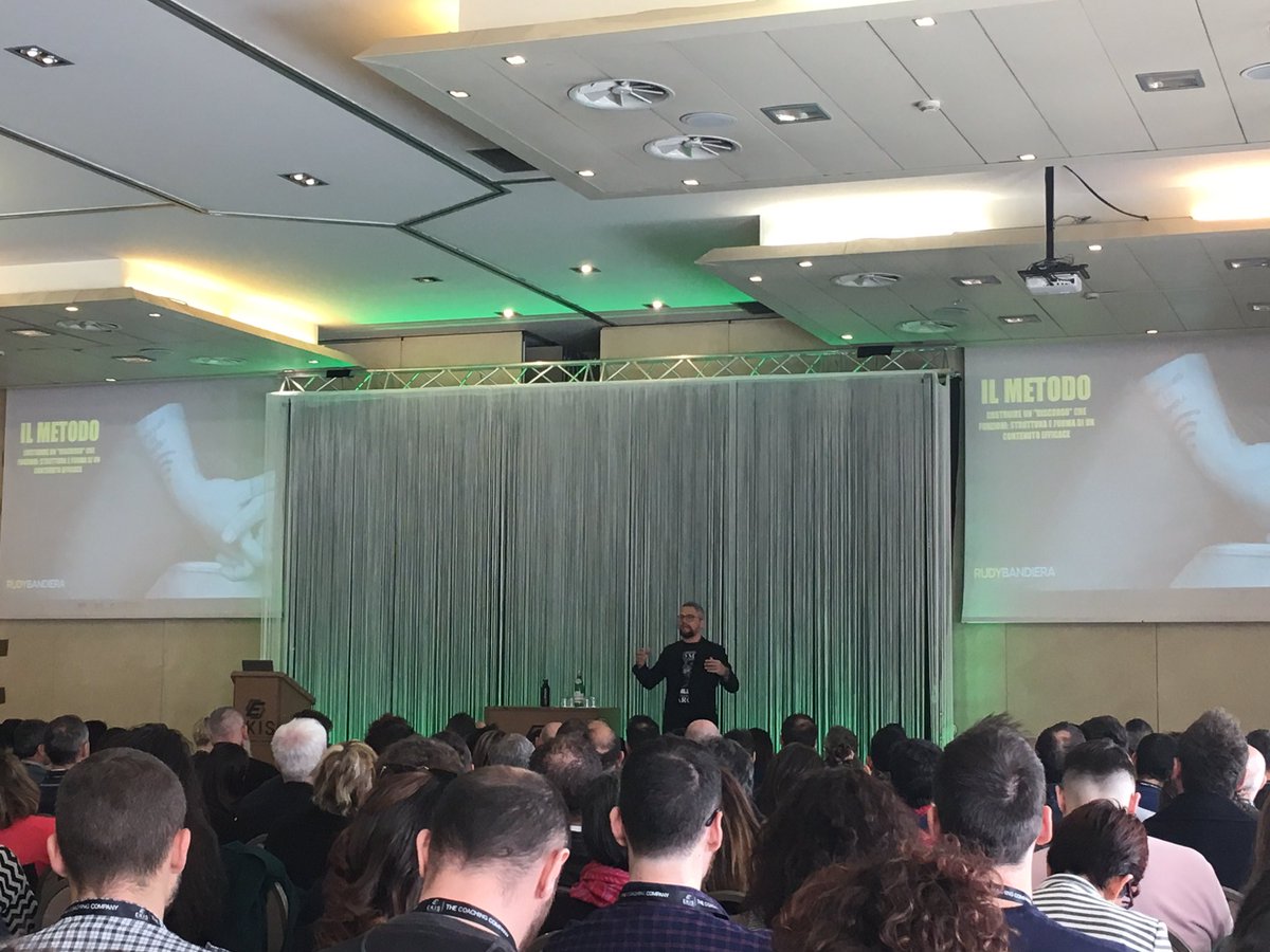 Nichele_Giulia's tweet photo. Oggi @RudyBandiera ci parla del #ilMetodo “Condivide Et Impera” per strutturare un discorso efficace e creare i giusti contenuti. #IUSVEsocialTEAM #surfthemarket https://t.co/eagThW15R5