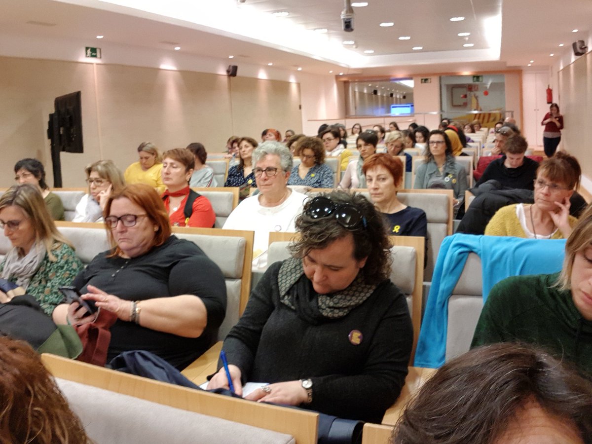 mireiamsolsona's tweet photo. L'Economia Feminista, l'eima que volem per a la gestió dels nostres municipis i la nostra República. Avui a @ERC_dones fem formacio. https://t.co/Asf1xnLDOF