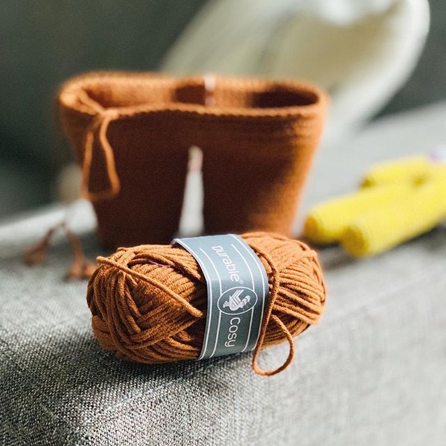 Finally found some free time to start working on some new patterns. I’ve been really busy with all the fairs and family. In a few days we’re going on a holiday to South Africa and I’m already planning the projects which are going with me.
.
. 
#dendennis #yarnaddict #craftas…