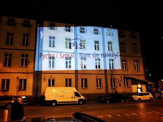 Kom_Obr_Dem's tweet photo. #Srebrna16 dzia��ka, na której #PiS się uwłaszczył. Chcieli postawić na niej dwie bizantyjskie wieże - ale się udało.
Trzeba o tym mówić - powiedzieliśmy.
#Srebrna #PYCHAiSZMAL https://t.co/ST2BdBFtHD