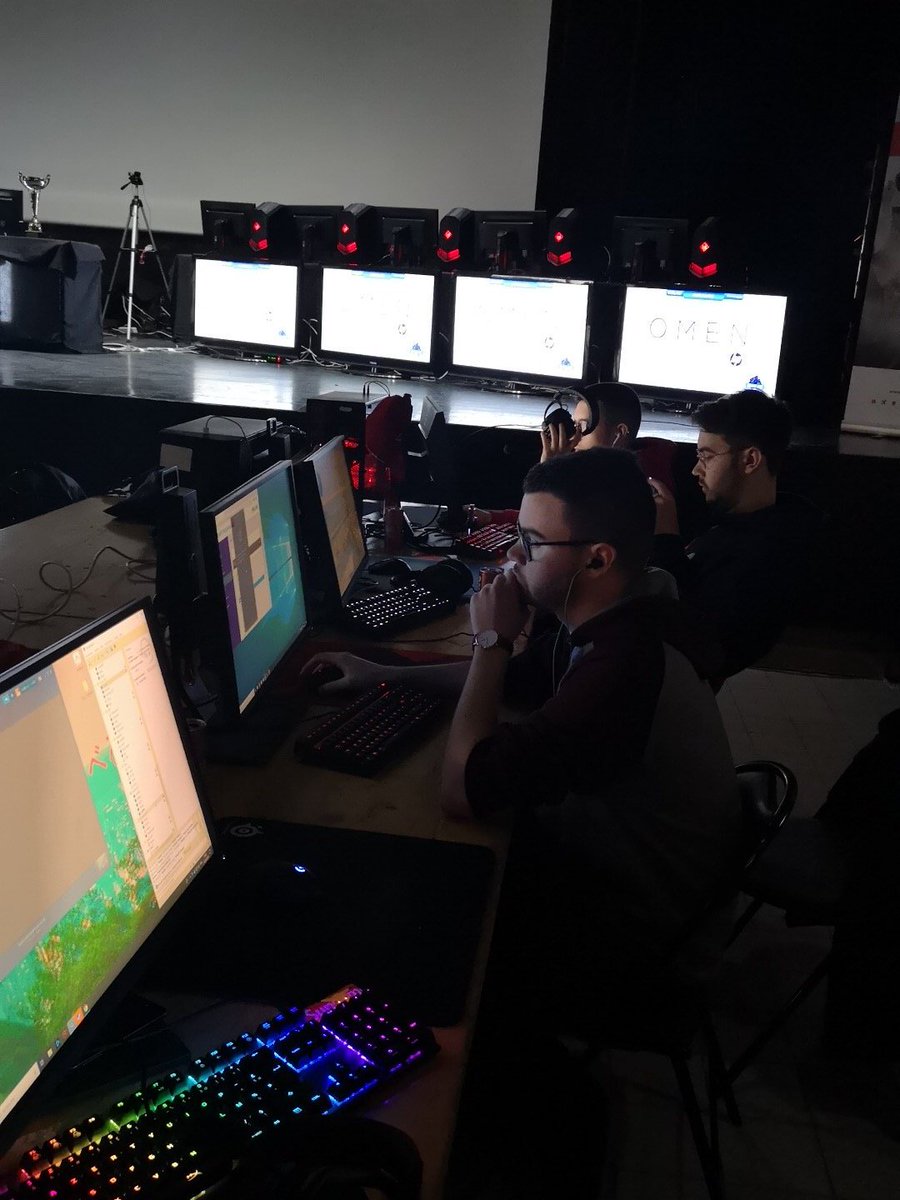 Let's go <a href="/epsilan_fr/">EPSILAN</a> avec la team @ApologisEsport
Les clés USB sont prêtes 👌