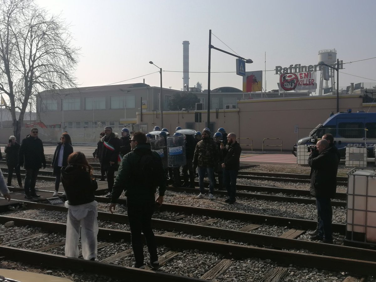 global_project's tweet photo. La polizia decide di intervenire con i mezzi per sfondare il blocco dopo 4 ore e con più di 30 camion fermi. Gli attivisti si spostano onde evitare di essere investiti. #FridaysForFuture #climatechange #ClimateEmergency https://t.co/FXg4L4EmpY