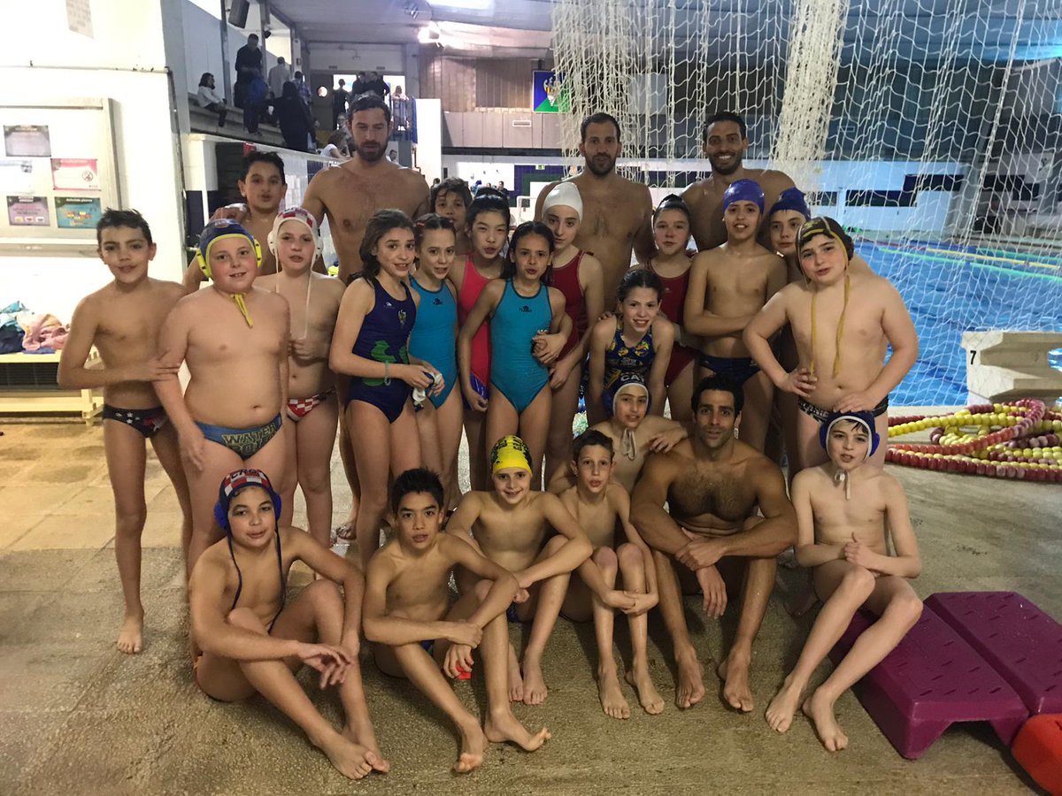 Els jugadors del primer equip del #CEMediterrani Marc Roca, Jordi Pérez, Marc Minguell i Ramón Santís van fer un entrenament amb els alevins de l’escola de #Waterpolo