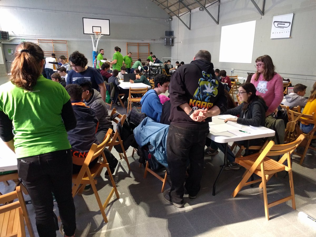 codelearn_cat's tweet image. Segona prova presencial de la #codeathlon, avui a Banyoles, a l&apos;@insbrugulat, els clans hauran de resoldre reptes de robòtica i programació. En joc un robot i 6 punts per la lliga!