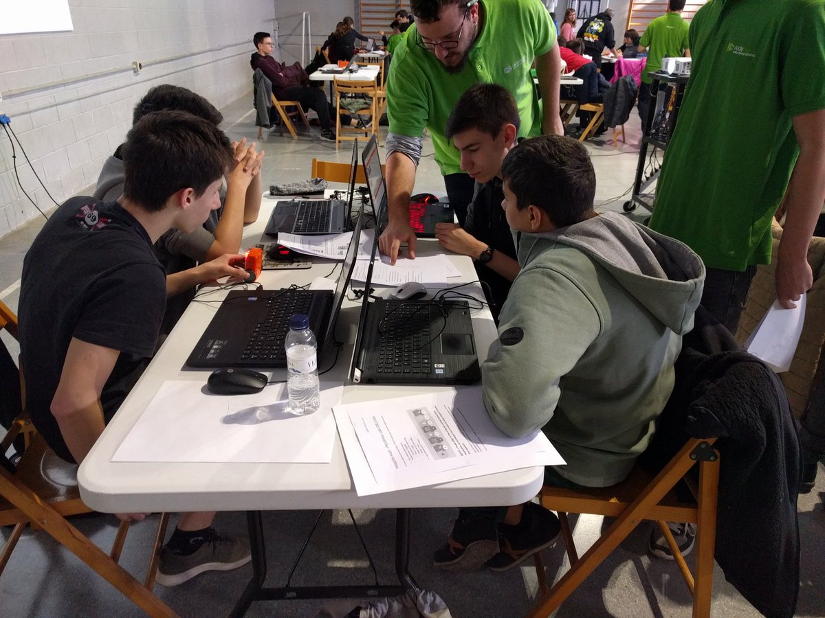 codelearn_cat's tweet image. Segona prova presencial de la #codeathlon, avui a Banyoles, a l&apos;@insbrugulat, els clans hauran de resoldre reptes de robòtica i programació. En joc un robot i 6 punts per la lliga!
