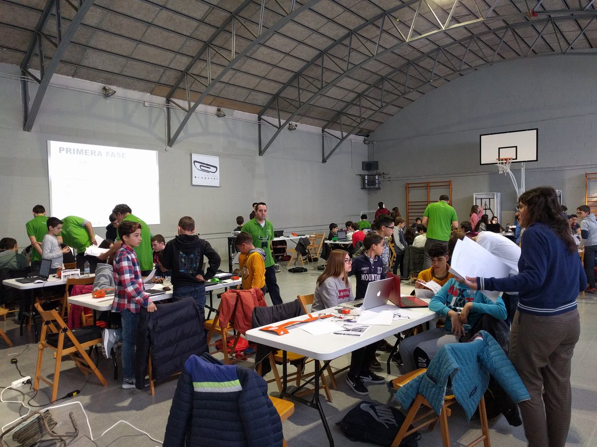 codelearn_cat's tweet image. Segona prova presencial de la #codeathlon, avui a Banyoles, a l&apos;@insbrugulat, els clans hauran de resoldre reptes de robòtica i programació. En joc un robot i 6 punts per la lliga!