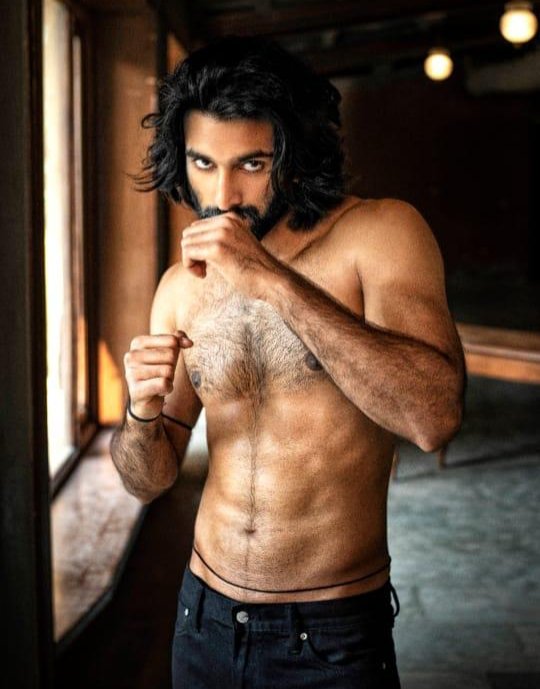 pardekpeechey's tweet image. #OfficialAnnoucement:

@SanjayLeelaB will launch Javed Jaffrey&apos;s son #Meezaan with his niece in his upcoming.