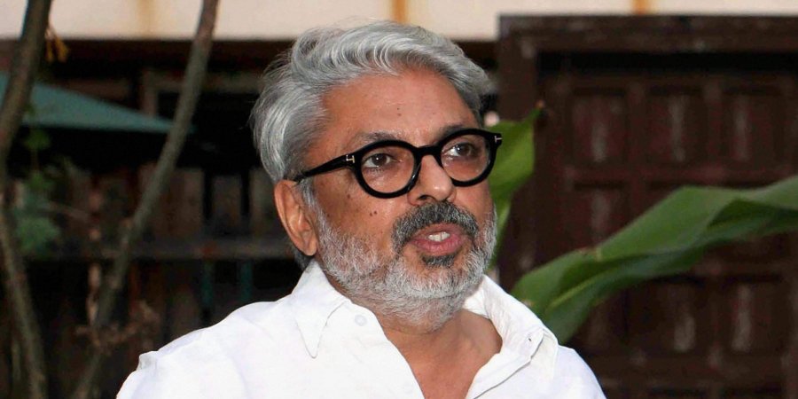 pardekpeechey's tweet image. #OfficialAnnoucement:

@SanjayLeelaB will launch Javed Jaffrey&apos;s son #Meezaan with his niece in his upcoming.