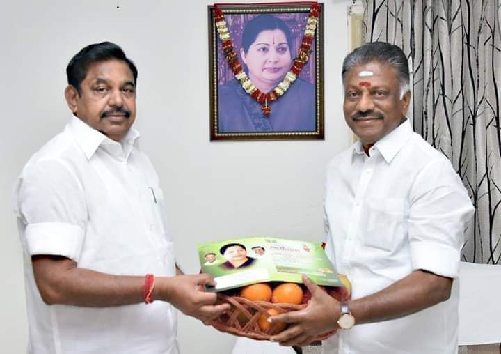 RSOORIYAA's tweet photo. மாண்புமிகு தமிழக துணை முதல்வர், தமிழக முதல்வர் அவர்களை சந்தித்து அம்மா பிறந்த நாளை முன்னிட்டு தேனி மாவட்ட அஇஅதிமுக சார்பாக நடைபெறும் 71 ஜோடிகளுக்கு திருமண விழா மற்றும் 100071 நபர்களுக்கு நலத்திட்ட உதவிகள் வழங்கும் விழா அழைப்பிதழை வழங்கினார்..
@OfficeOfOPS @CMOTamilNadu
#amma71 https://t.co/sukcNBOFnj