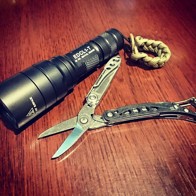 overbonz's tweet image. 最近マルチツール熱が上がってて、とりあえずEDC用に小さいのを買って落ち着いた。カッチリした作りで満足感ある😁

#leatherman #レザーマン #stylecs #surefire #edcl1t #edc #シュアファイア ift.tt/2HbMqqp